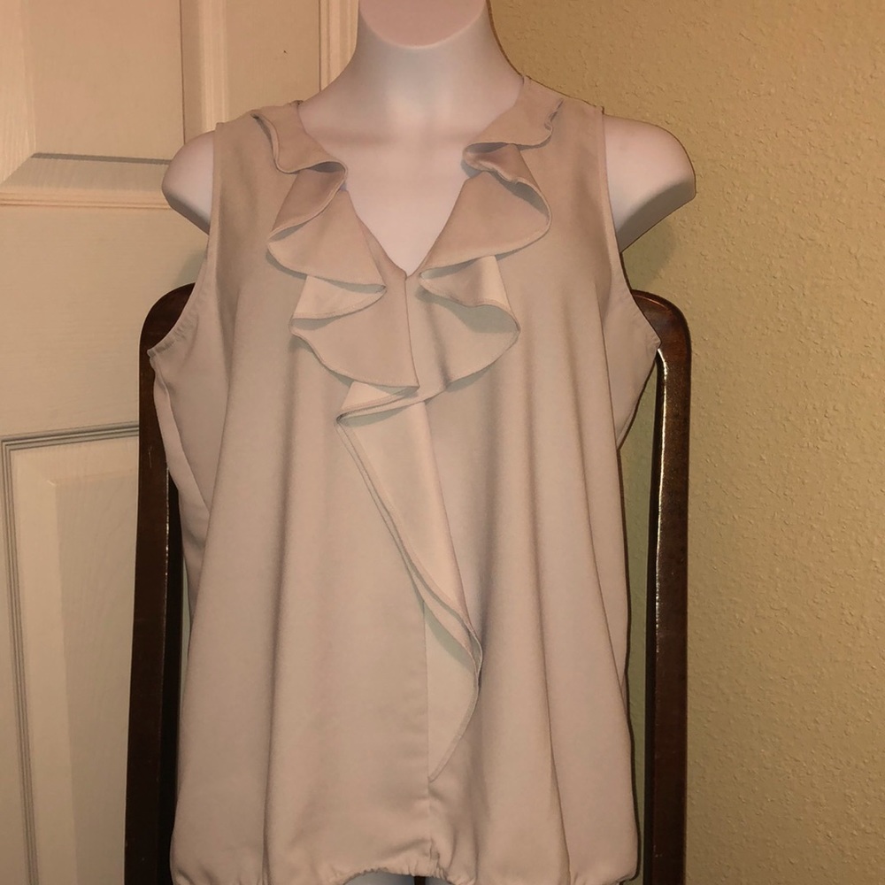 🌺 Ann Taylor Ruffled top 🌺